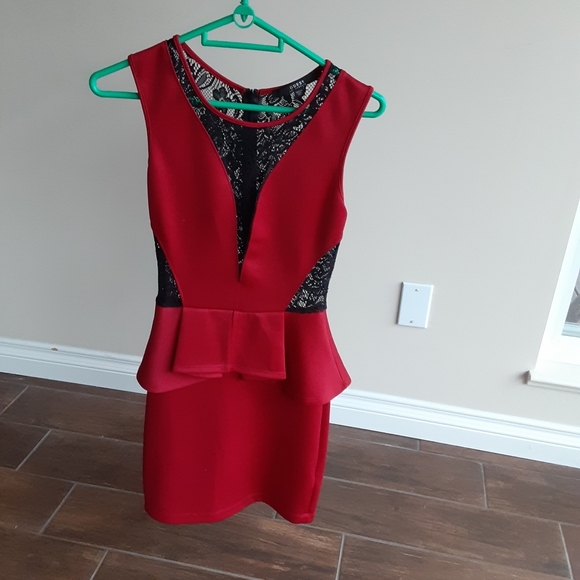 Guess Sexy Bodycon Lace Panels Peplum Dress - Picture 3 of 8